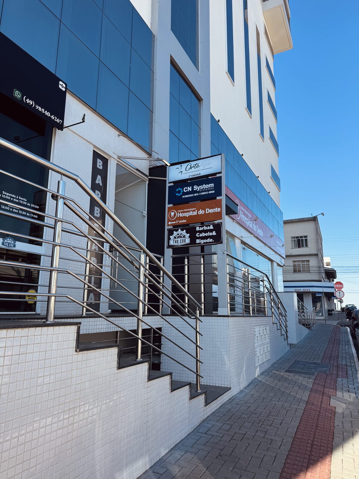Entrada do Centro Odontológico Hospital do Dente no Edifício Mont Blanc, Campos Novos - SC