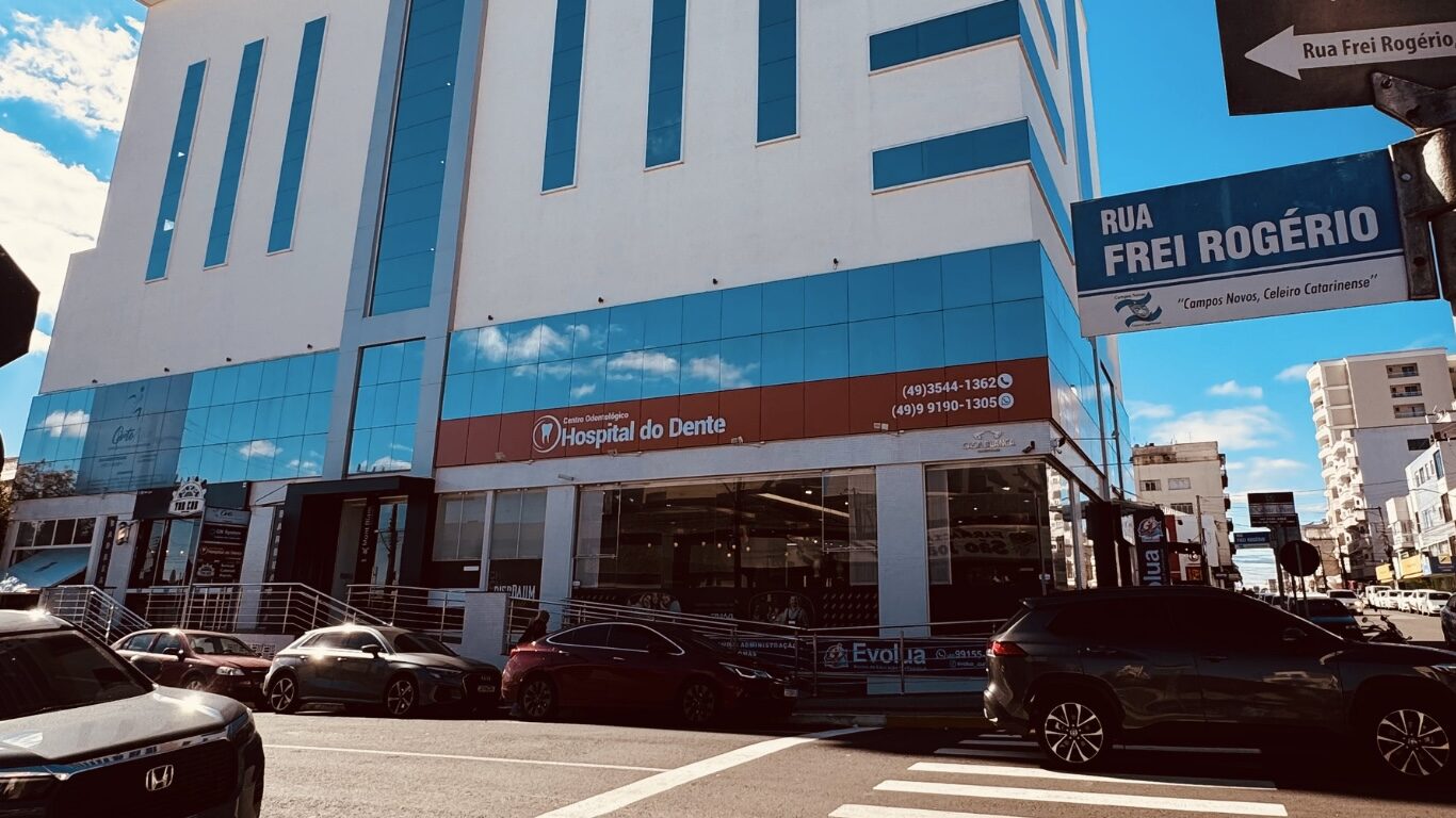 Fachada do Centro Odontológico Hospital do Dente na esquina da Rua Frei Rogério, centro de Campos Novos - SC