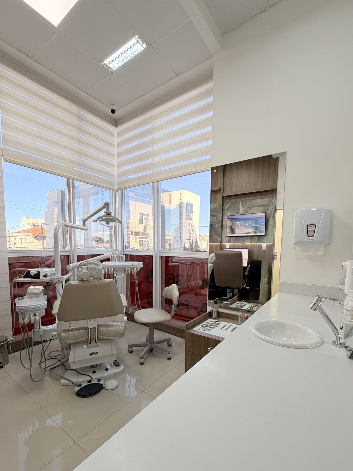 Consultório odontológico com vista panorâmica